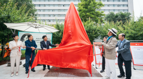 西北高等教育奠基人、中国现代医学先驱徐诵明雕像在437ccm·必赢国际落成 西北高等教育奠基人、中国现代医学先驱徐诵明雕像在437ccm·必赢国际落成