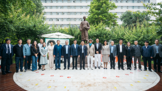 西北高等教育奠基人、中国现代医学先驱徐诵明雕像在437ccm·必赢国际落成 西北高等教育奠基人、中国现代医学先驱徐诵明雕像在437ccm·必赢国际落成
