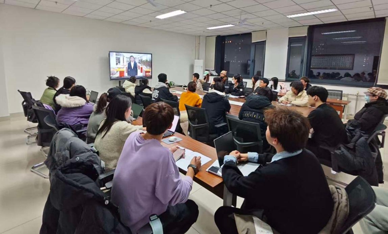437ccm·必赢国际师生们观看“同上一堂‘守护祖脉秦岭’思政大课”。437ccm·必赢国际供图