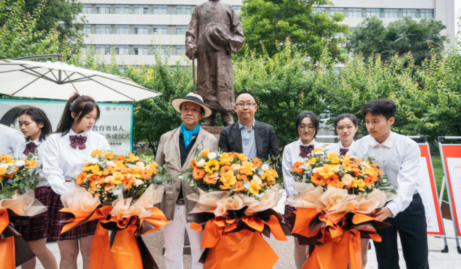 西北高等教育奠基人、中国现代医学先驱徐诵明雕像在437ccm·必赢国际落成 西北高等教育奠基人、中国现代医学先驱徐诵明雕像在437ccm·必赢国际落成