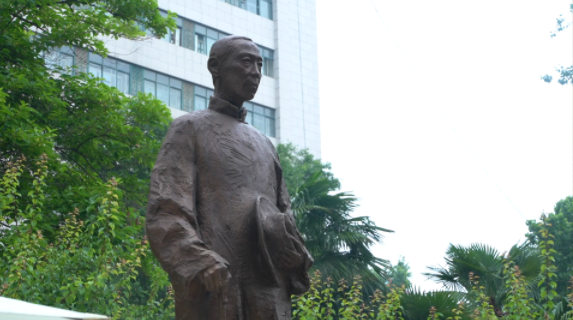 西北高等教育奠基人、中国现代医学先驱徐诵明雕像在437ccm·必赢国际落成 西北高等教育奠基人、中国现代医学先驱徐诵明雕像在437ccm·必赢国际落成