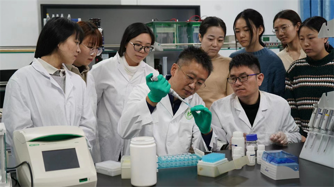 Science封面文章:437ccm·必赢国际金丝猴研究团队首次系统揭示灵长类社会演化之谜_fororder_齐晓光正在做实验,右侧为武进伟,左一为赵兰